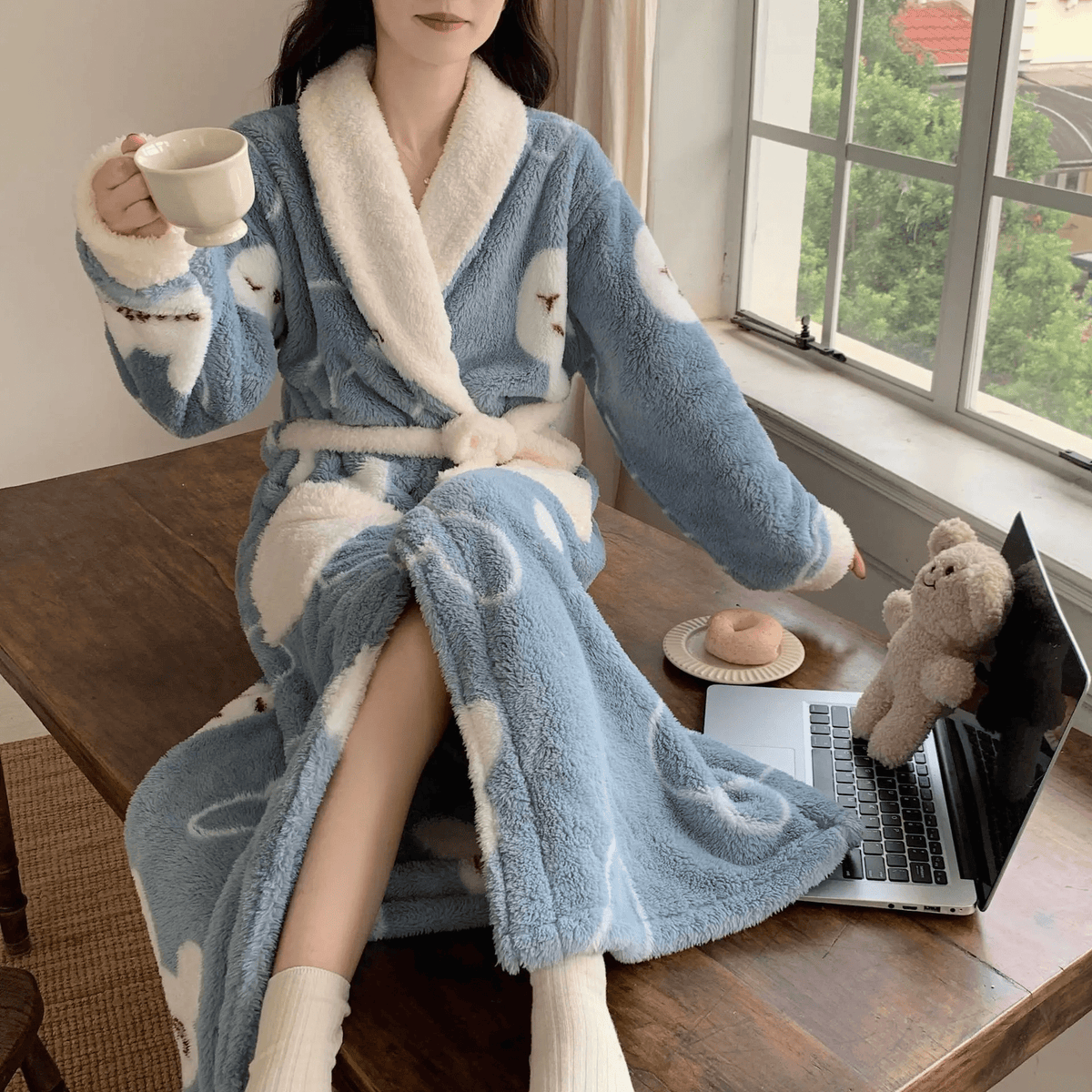 Women's Luxurious Robe in Soft Velvety Fabric for Maximum Comfort and Warmth