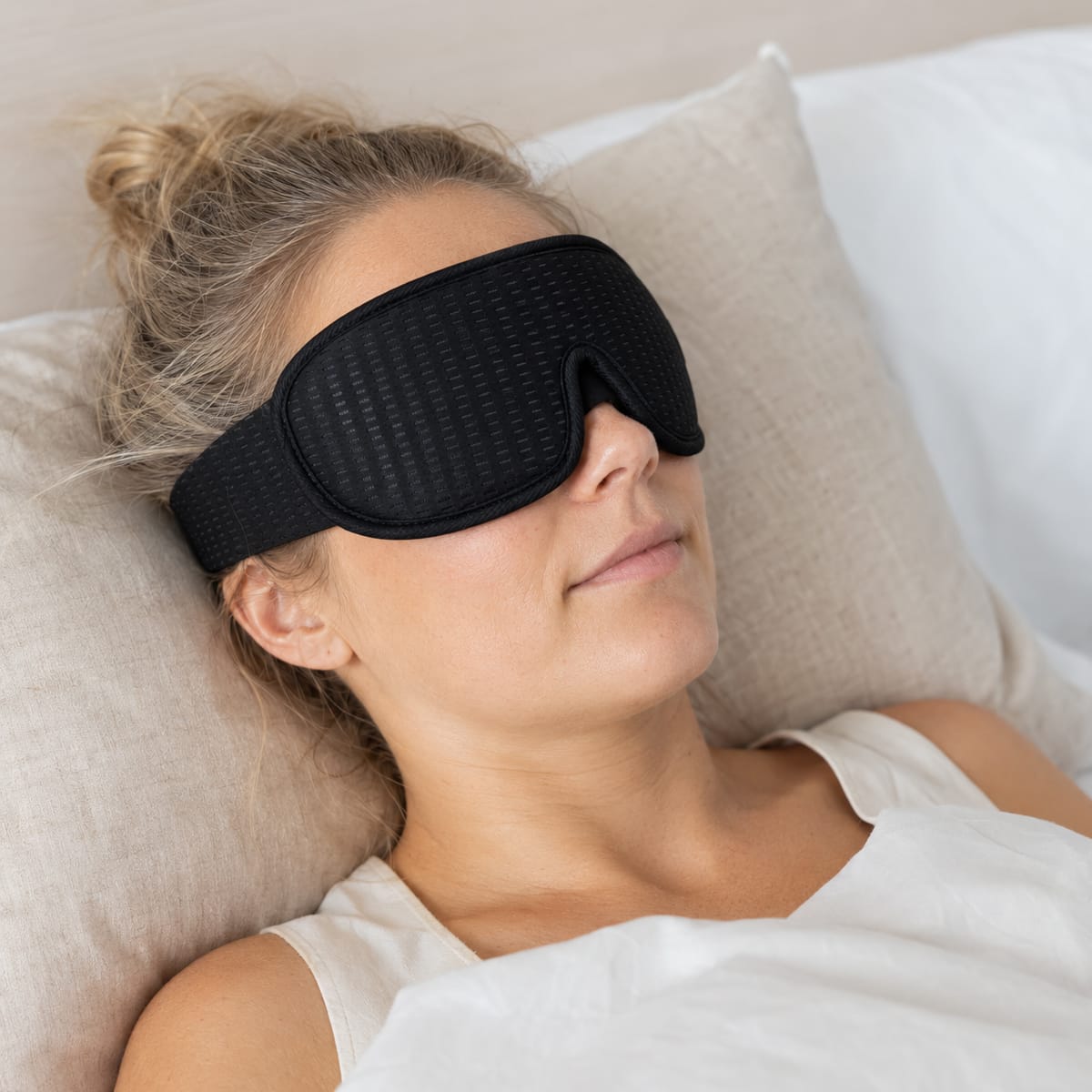 3D Sleep Mask in Polyester & Memory Foam - Contoured Eye Mask with Adjustable Strap for Rest & Travel