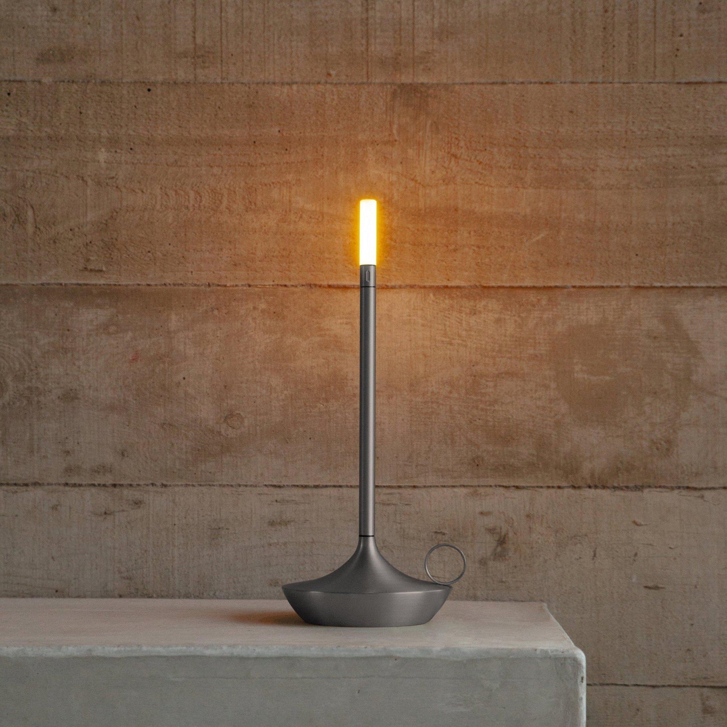 Giavi Candle - Elegant, Modern Candle with Adjustable Lighting and USB Charging