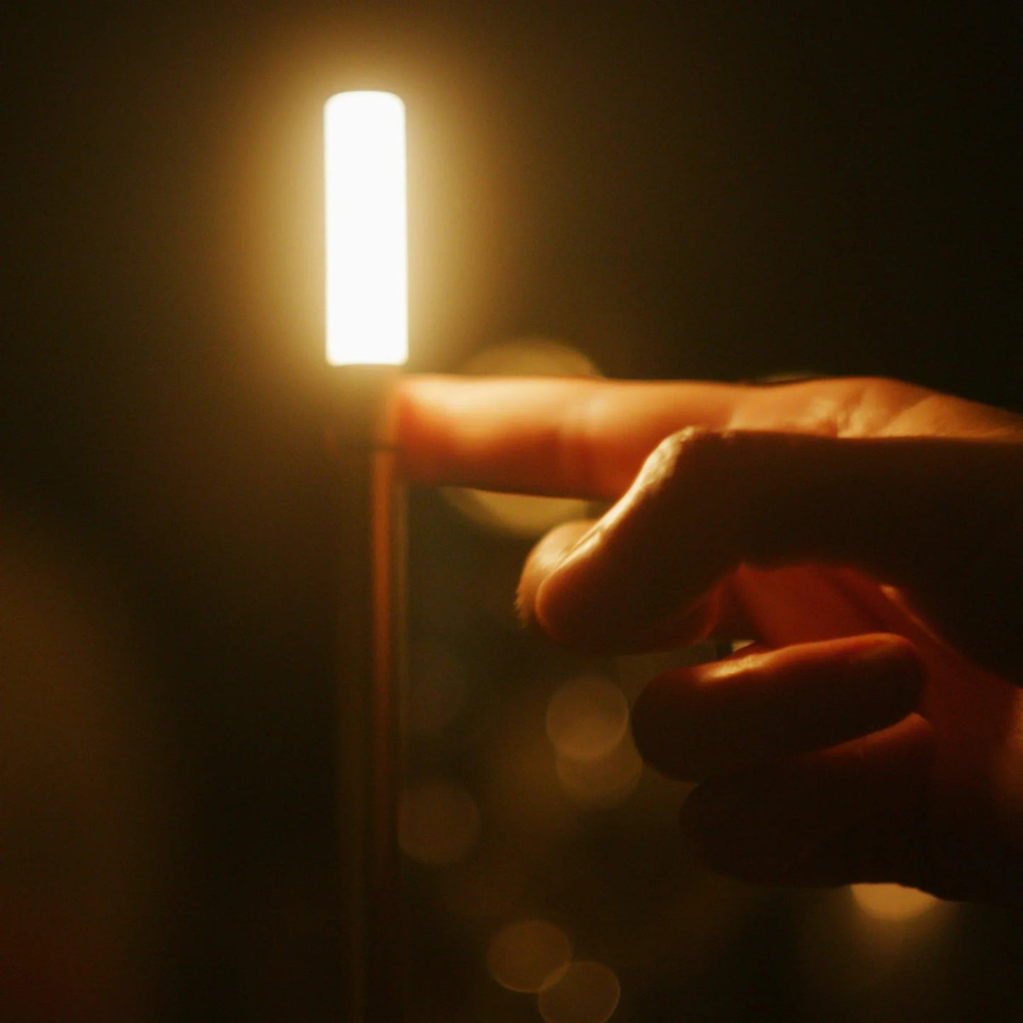 Giavi Candle - Elegant, Modern Candle with Adjustable Lighting and USB Charging