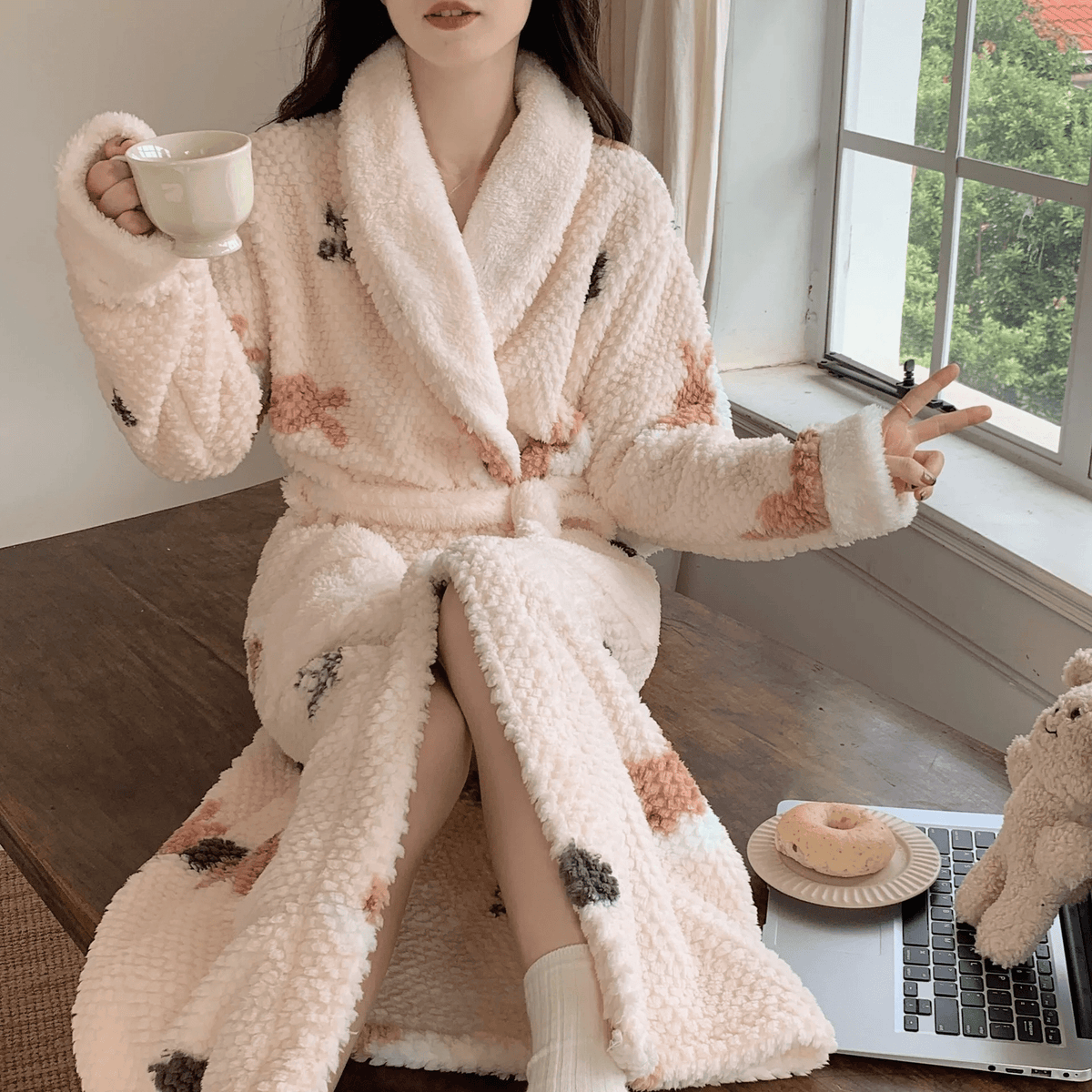 Women's Luxurious Robe in Soft Velvety Fabric for Maximum Comfort and Warmth