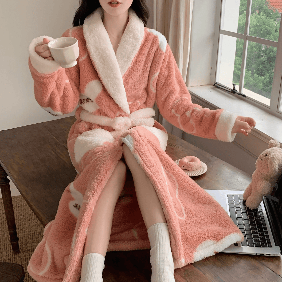 Women's Luxurious Robe in Soft Velvety Fabric for Maximum Comfort and Warmth