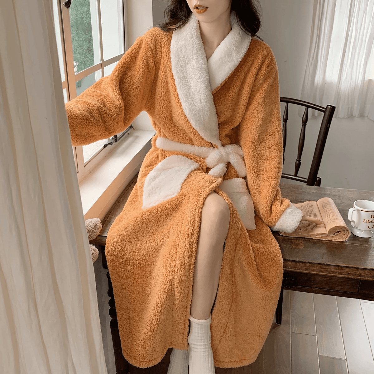 Women's Luxurious Robe in Soft Velvety Fabric for Maximum Comfort and Warmth