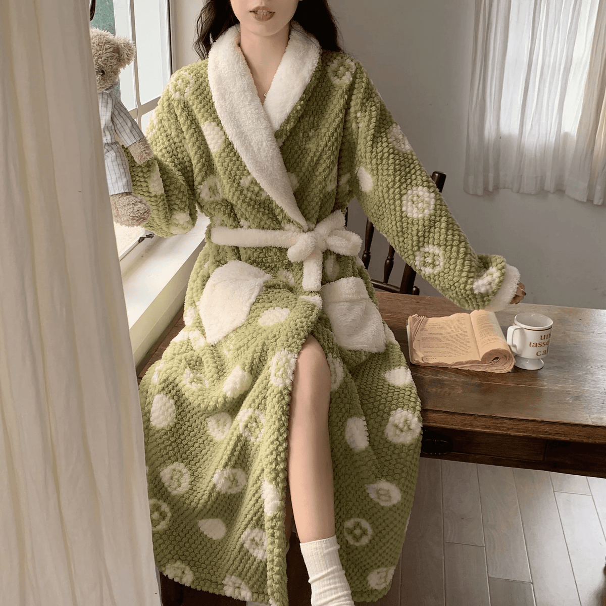 Women's Luxurious Robe in Soft Velvety Fabric for Maximum Comfort and Warmth