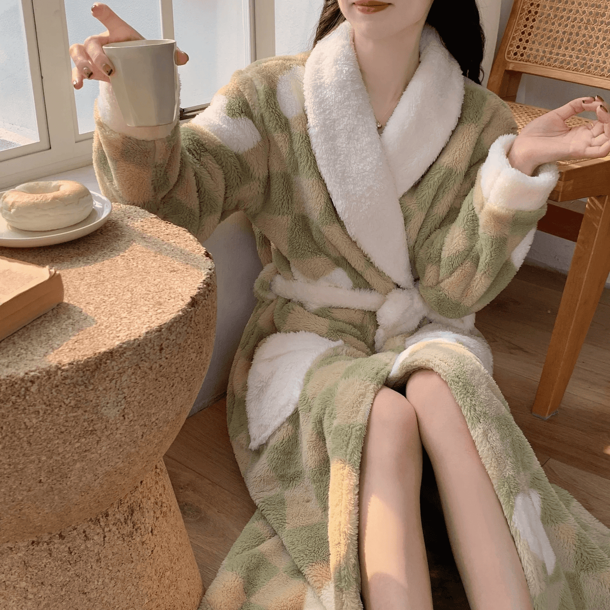 Women's Luxurious Robe in Soft Velvety Fabric for Maximum Comfort and Warmth