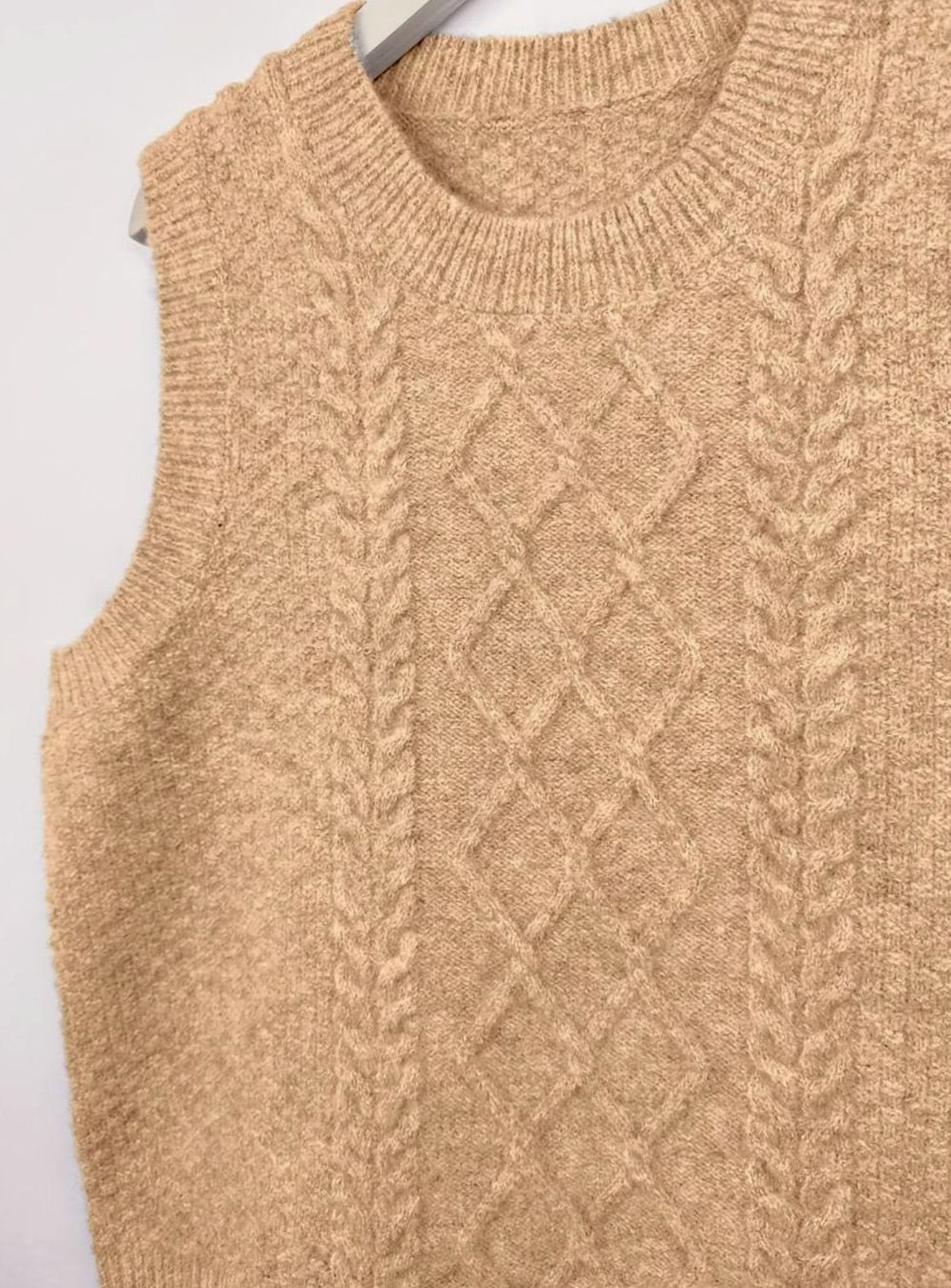 Women's Round-Neck Cable-Knit Sleeveless Sweater Vest